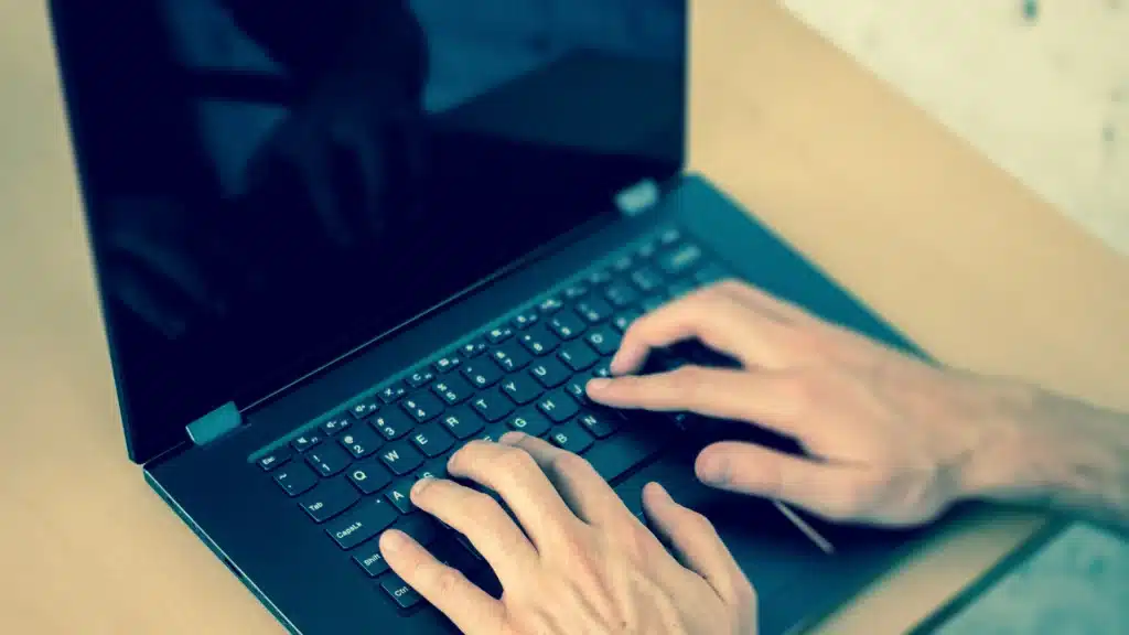 Laptop Manos Lobongo Digital