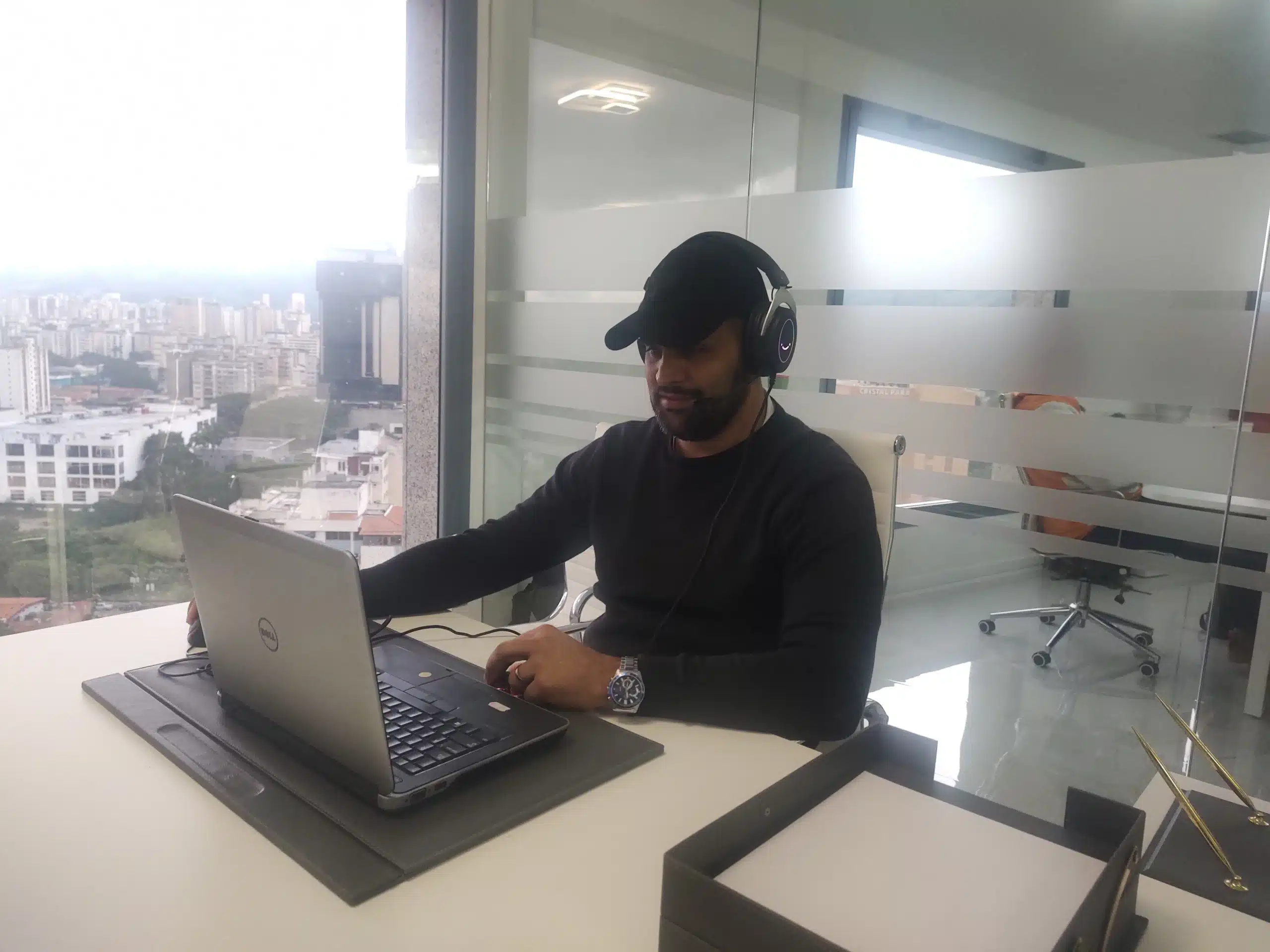 hombre trabajando en oficina